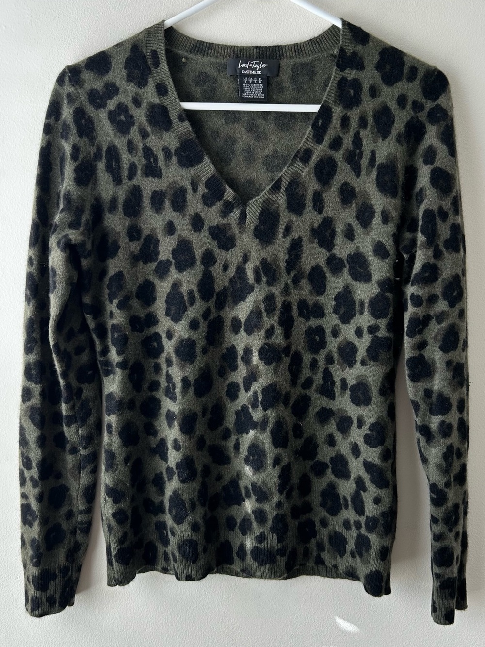 Lord & Taylor 100% Cashmere V-Neck Sweater Leopard Cheetah Print Army Green S